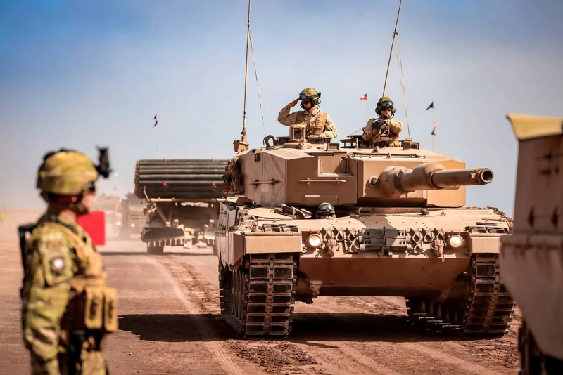 Tanque Leopard 2A4 del Ej�rcito de Chile seguido de un veh�culos de ingenieros abridor de brechas y lanza fajina de tubos.